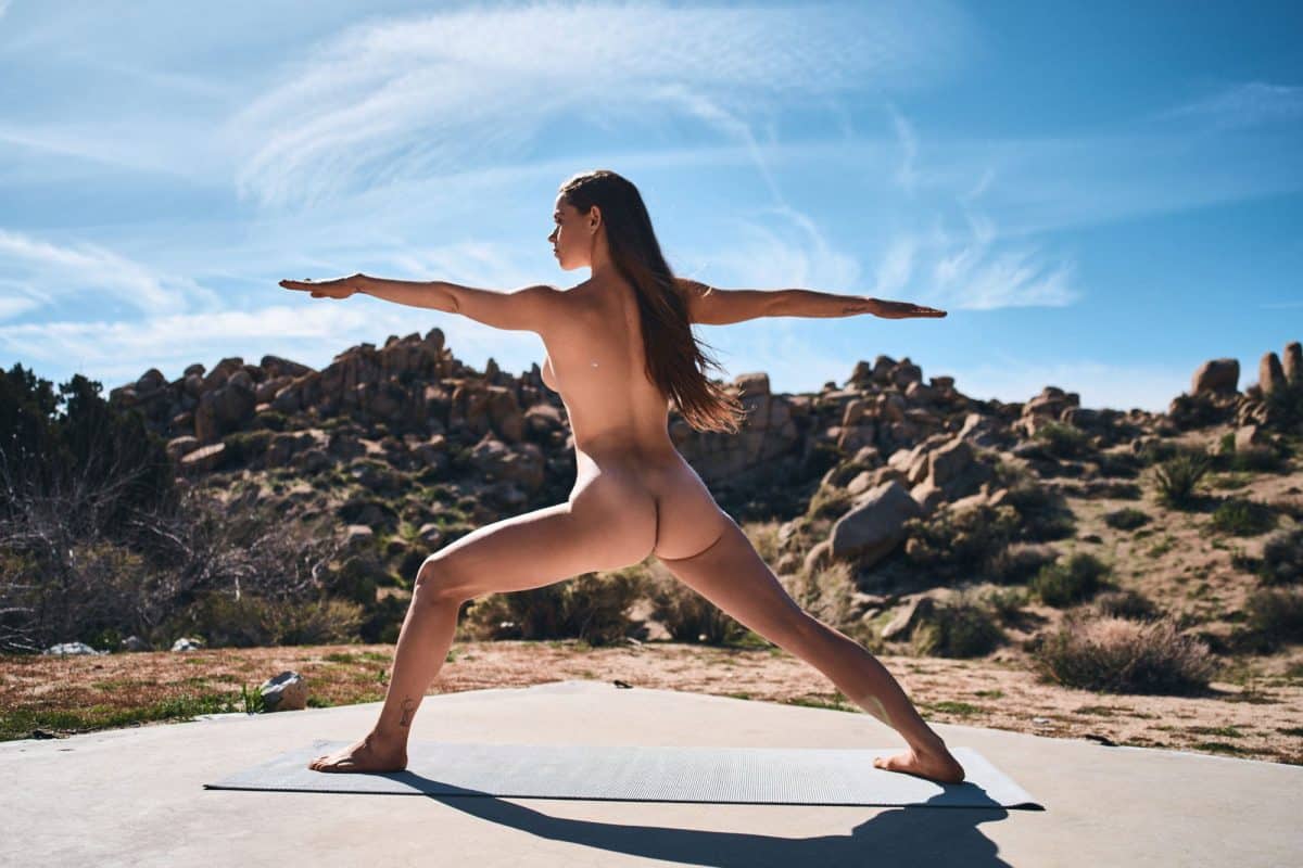 Nackt Yoga Kriegerstellung
